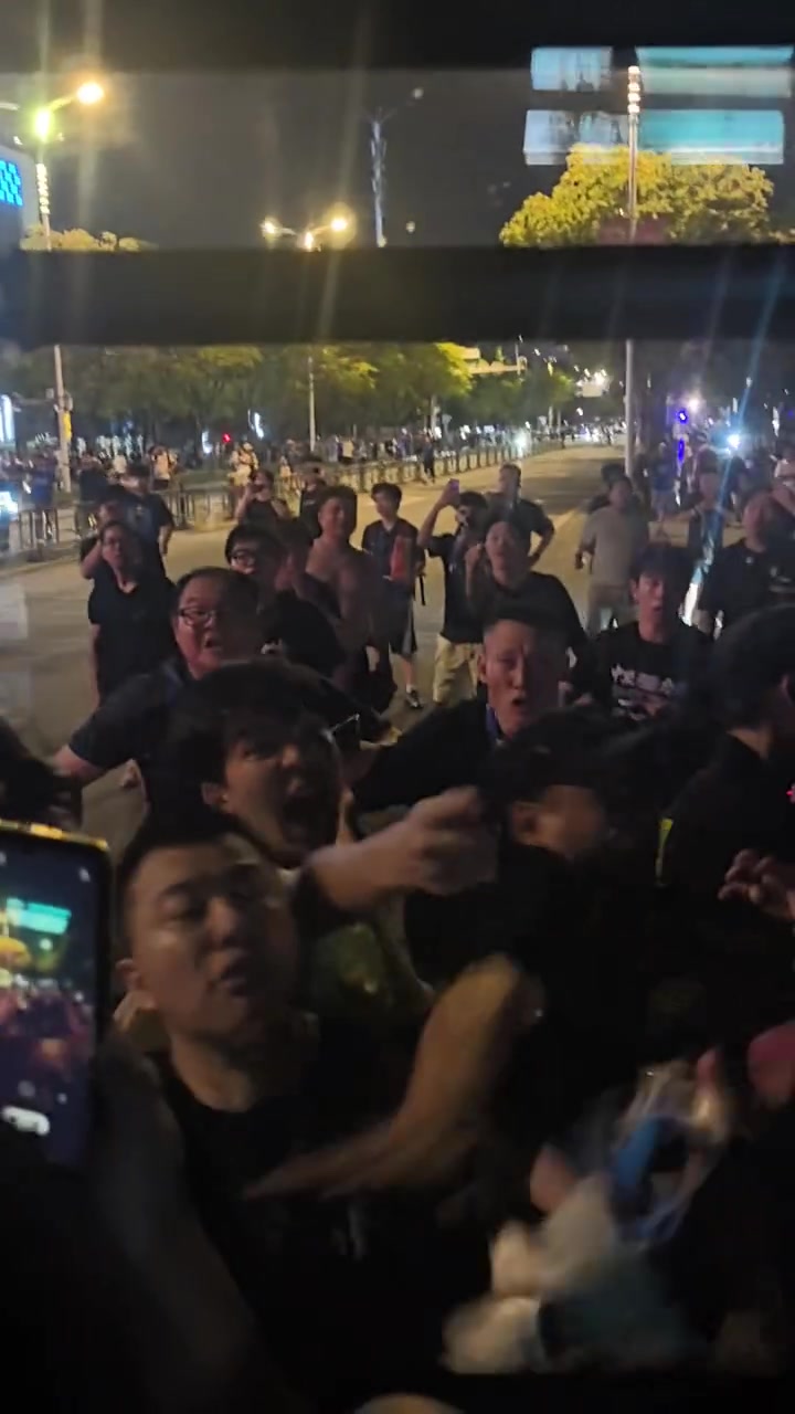 这……博主发视频武汉球迷朝津门虎球迷大巴吐口水，现场一片混乱