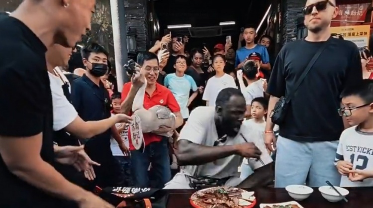 追梦：我在中国被活鹅吓得半死 黑人基因里没有招惹活物的习惯